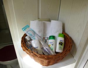 a basket with toothbrushes and toiletries in a bathroom at Schwalbennest in Geesthacht