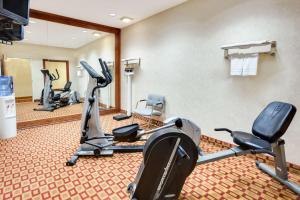 una sala fitness con tapis roulant e cyclette di Super 8 by Wyndham Freeport a Freeport