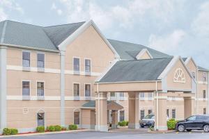 Un gran edificio con coches aparcados delante. en Super 8 by Wyndham Freeport, en Freeport