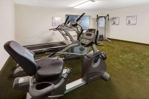 einen Fitnessraum mit zwei Heimtrainern in einem Zimmer in der Unterkunft Baymont by Wyndham El Reno in El Reno