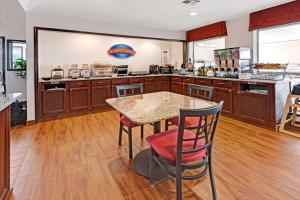 cocina con mesa y barra en Baymont by Wyndham El Reno, en El Reno
