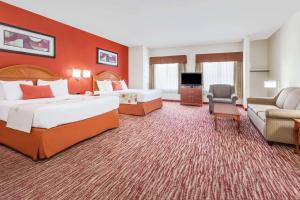 Postel nebo postele na pokoji v ubytování Hawthorn Suites Irving DFW South + 37 fotografií