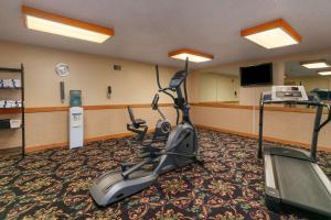 Het fitnesscentrum en/of fitnessfaciliteiten van Ramada by Wyndham Bismarck