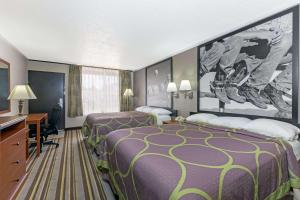 Pokój hotelowy z 2 łóżkami i biurkiem w obiekcie Super 8 by Wyndham Longview/North w mieście Longview