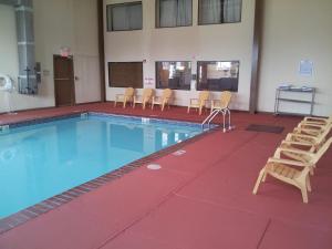 Super 8 by Wyndham Oklahoma City tesisinde veya buraya yakın yüzme havuzu