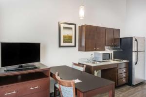 Kuchyň nebo kuchyňský kout v ubytování Hawthorn Extended Stay by Wyndham Midland