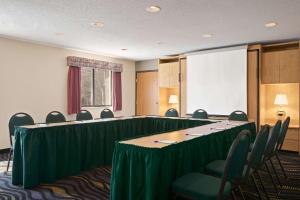 羅根的住宿－洛根貝蒙特套房酒店，一间会议室,配有长桌子和椅子