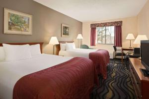 um quarto de hotel com duas camas e uma televisão em Baymont by Wyndham Logan em Logan