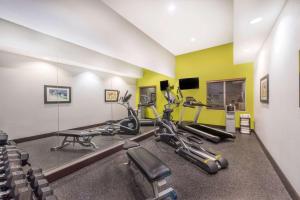 Fitness centrum a/nebo fitness zařízení v ubytování Hawthorn Extended Stay by Wyndham Midland