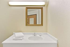 Gallery image of Super 8 by Wyndham Gurnee in Gurnee +6 photos