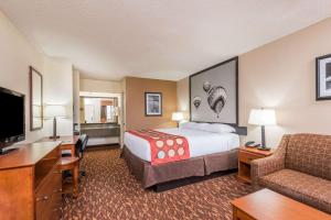 una camera d'albergo con letto e divano di Super 8 by Wyndham Clovis a Clovis