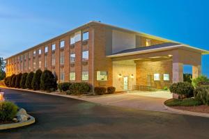 un gran edificio de ladrillo con una carretera delante de él en Super 8 by Wyndham Gurnee, en Gurnee