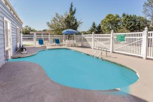 Swimmingpoolen hos eller tæt på Baymont by Wyndham Mequon Milwaukee Area