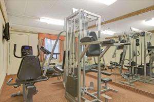 Fitness centrum a/nebo fitness zařízení v ubytování Travelodge by Wyndham Parsippany + 4 fotografie