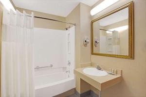 Koupelna v ubytování Travelodge by Wyndham Parsippany