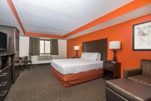 une chambre d'hôtel avec un lit et une télévision dans l'établissement Baymont by Wyndham Bloomington MSP Airport, à Richfield