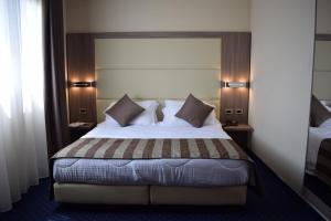 Postel nebo postele na pokoji v ubytování Roma Domus Hotel + 37 fotografií