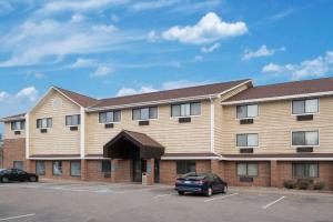 un edificio con un'auto parcheggiata in un parcheggio di Baymont by Wyndham Bloomington MSP Airport a Richfield