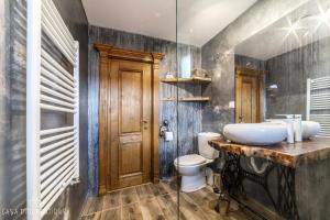 シギショアラにあるCasa Otto Sighisoaraの洗面台とトイレ付きのバスルーム +72枚の写真