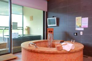 車城鄉的住宿－牡丹風情溫泉行館 ，一间带喷泉浴缸的浴室