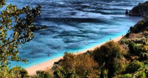 Elle offre une vue sur la plage et l'océan. dans l'établissement Hotel Hagiati, à Chorefto