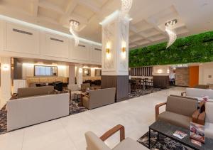 a lobby with couches and a green wall at Burke and Wills Hotel Toowoomba in Toowoomba