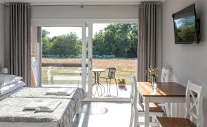 TV a/nebo společenská místnost v ubytování Bornholm Panorama Apartments + 37 fotografií