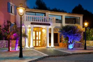 uma casa com luzes à frente à noite em Villa Cyriel em Contes