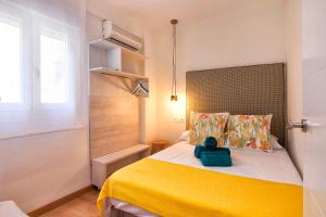 Postel nebo postele na pokoji v ubytování tuGuest Clave de Sol Apartment