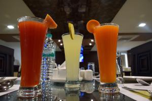 trois verres de jus sur une table dans l'établissement Hotel Star Palace - Rameswaram Tamil Nadu, à Rameswaram