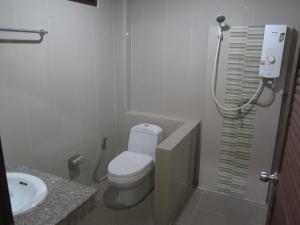 La petite salle de bains est pourvue de toilettes et d'un lavabo. dans l'établissement TandT House, à Lamai