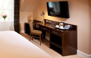 Leonardo Boutique Huntingtower Perth的电视和/或娱乐中心