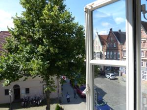 um espelho olhando para fora de uma janela em uma rua em Ferienwohnung am Liebesgrund em Lüneburg