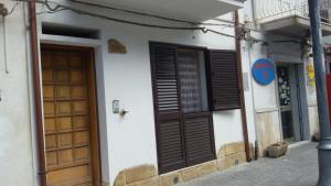 リベラにあるTerra del Sole Riberaの茶色の扉と通りの白い建物