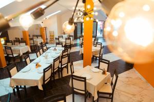 Restaurace v ubytování Pensiune Confort Morosanu