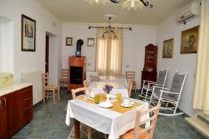 a kitchen and dining room with a table and chairs at B&B S'Incontru in Galtellì