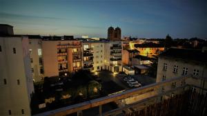 - une vue sur une ville de nuit avec des bâtiments dans l'établissement Holzmichel FEWO mit Balkon, à Cottbus