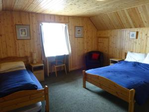 een slaapkamer met 2 bedden en een raam bij Gairloch Sands Youth Hostel in Gairloch