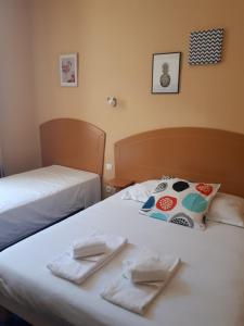 twee bedden naast elkaar in een kamer bij ARÔMA - anciennement l'Instant B in Blain