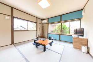 由布市にある由布院 いよとみの窓のある空きオフィス