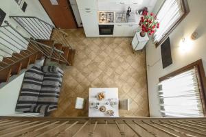 an overhead view of a living room with a staircase and a kitchen at Residence San Miguel 8 in Vicenza