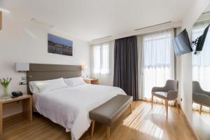 Łóżko lub łóżka w pokoju w obiekcie Hotel Palacio de Aiete