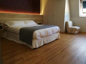 Posteľ alebo postele v izbe v ubytovaní Hospedium Hotel La Marina Costa da Morte