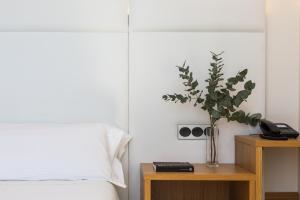 Łóżko lub łóżka w pokoju w obiekcie Hotel Palacio de Aiete