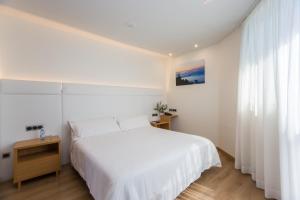Łóżko lub łóżka w pokoju w obiekcie Hotel Palacio de Aiete