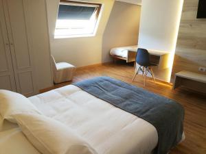 Posteľ alebo postele v izbe v ubytovaní Hospedium Hotel La Marina Costa da Morte