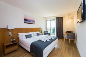 pokój hotelowy z łóżkiem i ręcznikami w obiekcie Hotel Palacio de Aiete w mieście San Sebastián
