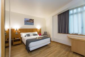 Łóżko lub łóżka w pokoju w obiekcie Hotel Palacio de Aiete
