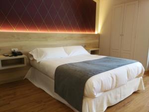 Posteľ alebo postele v izbe v ubytovaní Hospedium Hotel La Marina Costa da Morte