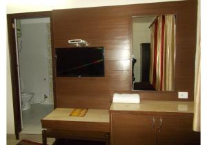 y baño con escritorio, espejo y lavabo. en Royal Stay near Mall road, en Mussoorie